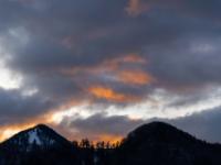 Leuchtende Wolkenhaufen am Abendhimmel über dem Riesenberg